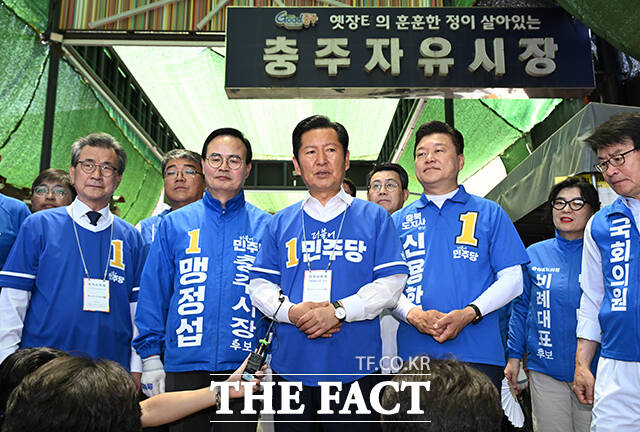 정청래 더불어민주당 총괄상임선대위원장이 22일 오후 충북 충주시 충주공설시장을 찾아 시민과 인사를 나누고 있다. /충주=박헌우 기자