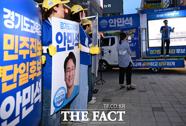 안민석 경기도교육감 민주진보 단일후보(오른쪽)와 추미애 더불어민주당 경기도지사 후보가 22일 경기 의정부시 민락2지구 로데오거리에서 유세 도중 만나 인사하고 있다.