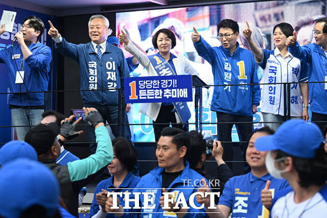추미애 더불어민주당 경기도지사 후보가 22일 경기 의정부시 민락2지구 로데오거리에서 유권자들에게 지지를 호소하고 있다. /의정부=이새롬 기자