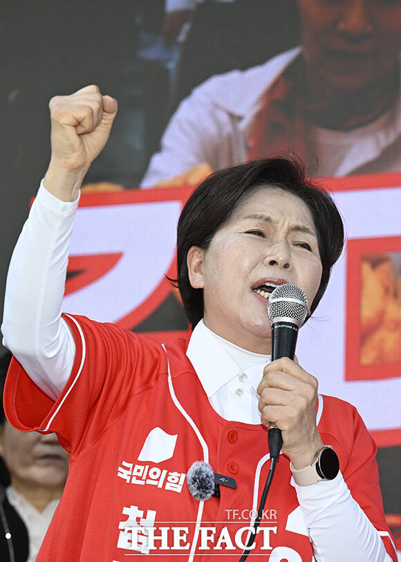 양향자 국민의힘 경기도지사 후보(왼쪽)와 장동혁 상임선거대책위원장이 시민들에게 지지를 호소하고 있다.