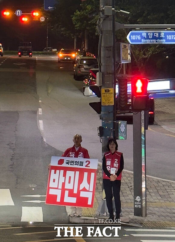박민식 국민의힘 부산 북구갑 국회의원 재보궐선거 후보와 배우자 배정혜 씨가 21일 구포대교 앞에서 선거운동을 하고 있다. /박민식 페이스북