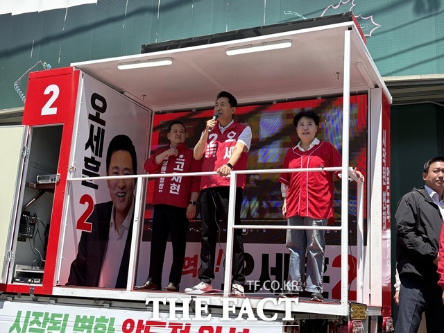 고재현 국민의힘 성동구청장 후보, 오 후보, 윤희숙 공동선대위원장(왼쪽부터)이 성동구 성원중학교 사거리에서 유세를 하고 있다. /문화영 기자