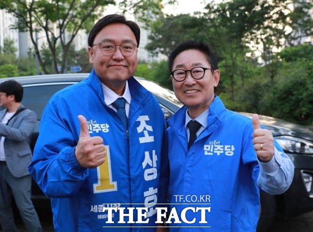 조상호 세종시장 후보와 박범계 의원이 충정식 전 함께 기념촬영을 하고 있다 . /조상호 캠프