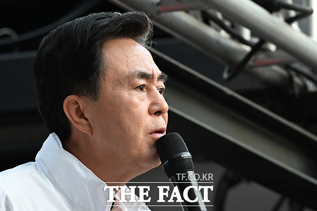 김태흠 국민의힘 충남도지사 후보가 22일 오후 충남 천안 동남구 아라리오 갤러리 앞에서 시민들에게 지지를 호소하고 있다. /천안=김성렬 기자