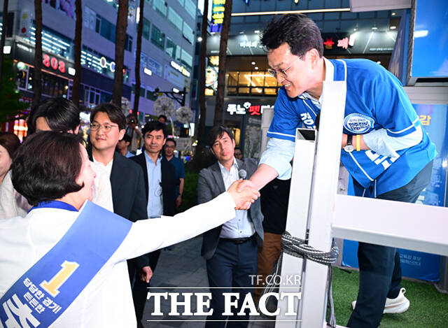 안민석 경기도교육감 민주진보 단일후보(오른쪽)와 추미애 더불어민주당 경기도지사 후보가 22일 경기 의정부시 민락2지구 로데오거리에서 유세 도중 만나 인사하고 있다.