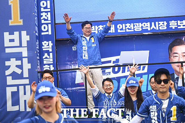 집중유세에서 율동하며 지지 호소하는 김남준 후보(가운데).