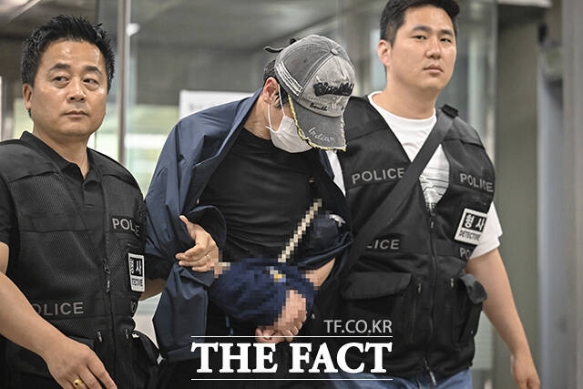 배우 김규리가 살고 있는 서울 종로구 북촌한옥마을 자택에 침입해 강도 행각을 벌인 40대 남성 임모 씨가 22일 오후 서울 서초구 서울중앙지법에 출석하고 있다. /사진공동취재단