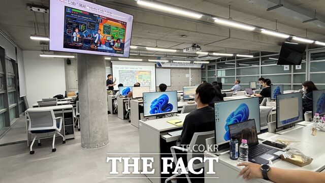 배재대 국제교류관에서 강영묵 한국화학연구원 선임연구원이 특강하고 있다. /배재대
