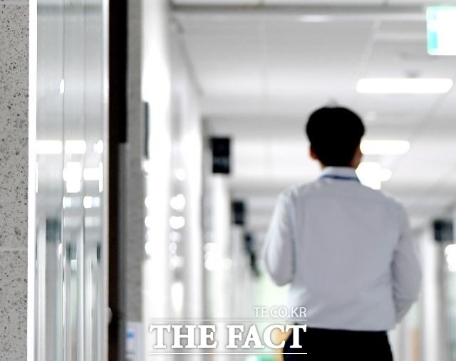 성과상여금 제도를 둘러싼 국회 공무원 사회 내부 불만이 커지고 있다. 국회가 '연말 재직 여부'만을 기준으로 지급 대상을 규정하고 있어서다. 사진은 국회의원회관 내부 모습. /더팩트DB