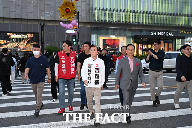 김태흠 국민의힘 충남도지사 후보(오른쪽)가 22일 오후 충남 천안 동남구 신부문화거리에서 시민들에게 인사하고 있다. /천안=김성렬 기자
