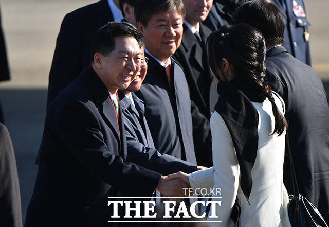 김기현 국민의힘 의원이 2023년 경기도 성남시 서울공항에서 영국과 프랑스 순방길에 나서는 김건희 여사와 인사를 나누고 있다. /박헌우 기자