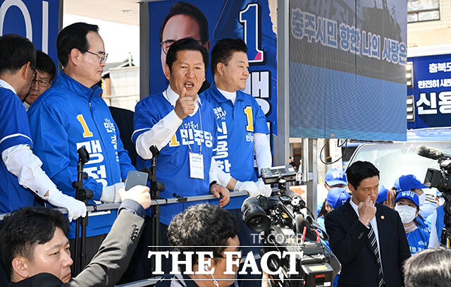 맹정섭 더불어민주당 충주시장 후보와 정청래 총괄상임선대위원장, 신용한 충북도지사 후보(왼쪽부터)가 22일 오후 충북 충주시 충주공설시장 앞에서 열린 유세에 참석해 시민들에게 지지를 호소하고 있다. /충주=박헌우 기자