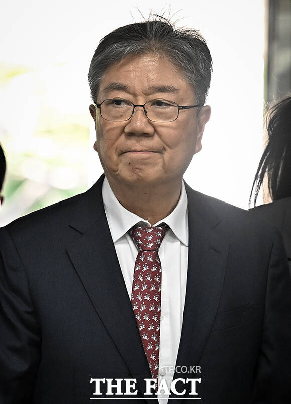 대통령 관저 이전 특혜 의혹을 받는 김대기 전 대통령 비서실장(가운데)이 22일 오후 서울 서초구 서울중앙지법에서 열린 구속 전 피의자 심문(영장실질심사)에 출석하고 있다. /사진공동취재단