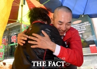  포옹하는 박민식 후보 [포토]