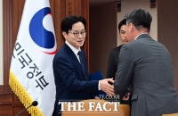  신임 관세청장과 인사 나누는 김정관 산업통상부 장관 [포토]
