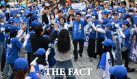  선거유세원 환호 속 등장하는 추미애 [포토]