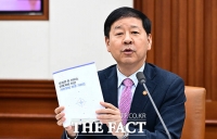  AI 이용자 개인정보 보호 가이드 책자 소개하는 구윤철 부총리 [포토]