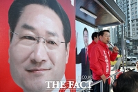  출근길 시민들에게 지지 호소하는 유정복 인천시장 후보 [포토]