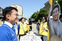  노무현 전 대통령 등신대 바라보는 김남준 [포토]