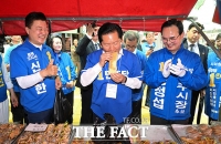  충주공설시장 찾아 '빵 먹방' 선보인 정청래 [TF사진관]