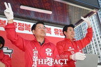  지지 호소하는 유정복 인천시장 후보와 박세훈 검단구청장 후보 [포토]