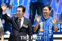 시민들 향해 인사하는 박수현·김영빈 [포토]