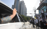  이동하는 차량 안에서 손 흔드는 한동훈 지지자 [포토]
