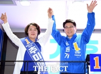  손 맞잡은 추미애-김원기 후보 [포토]