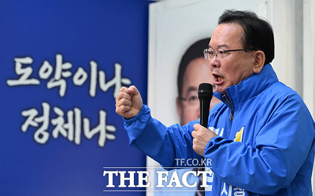 김부겸 더불어민주당 대구시장 후보가 23일 오후 대구 중구 CGV 대구한일 앞에서 열린 집중 유세에 참석해 지지를 호소하고 있다. /대구=박헌우 기자