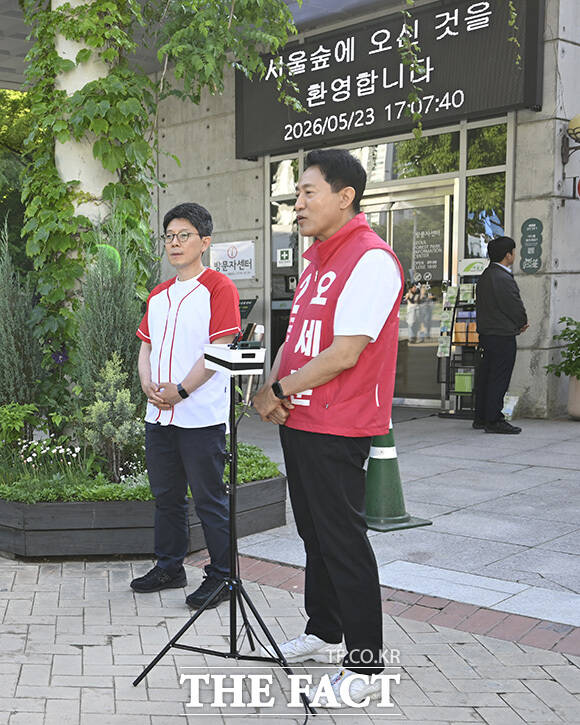 오세훈 후보가 취재진의 질의에 답하고 있다.
