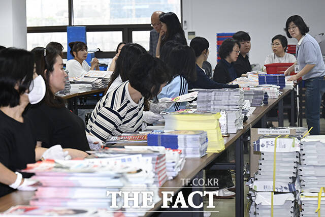 공정선거참관단의 참관하에 거소투표 용지 발송 작업이 진행되고 있다.
