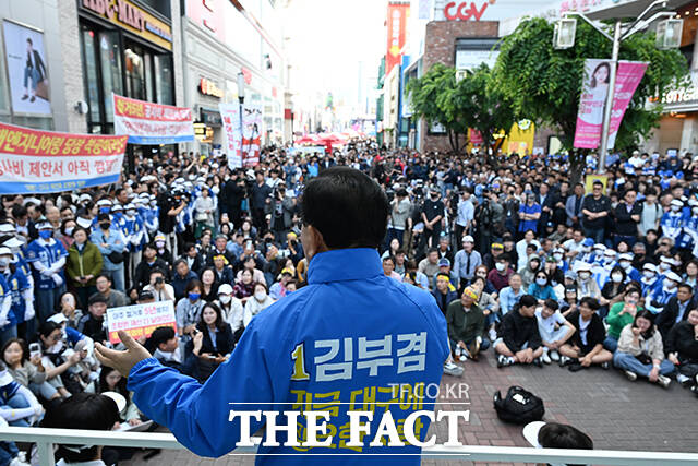 김부겸 더불어민주당 대구시장 후보가 23일 오후 대구 중구 CGV 대구한일 앞에서 열린 집중 유세에 참석해 지지를 호소하고 있다. /대구=박헌우 기자