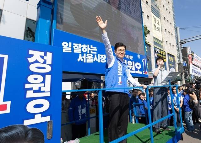 정원오 더불어민주당 서울시장 후보가 23일 오후 서울 서대문구 3호선 홍제역 일대에서 시민들을 향해 지지를 호소하고 있다. /정원오 캠프