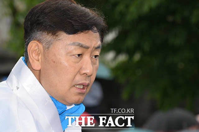 김관영 무소속 전북도지사 후보가 21일 오전 전북 전주시 완산구 풍남문 광장에서 출정식을 열고 지지를 호소하고 있다. /전주=김성렬 기자