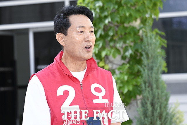 오세훈 후보가 취재진의 질의에 답하고 있다.