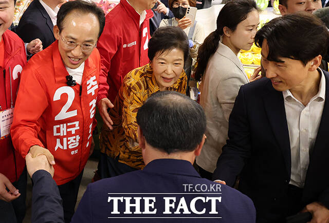 우재준 국민의힘 의원과 추경호 대구시장 후보, 박근혜 전 대통령, 유영하 의원(왼쪽부터)이 23일 오후 대구 북구 칠성종합시장을 찾아 손을 흔들고 있다. /대구=박헌우 기자