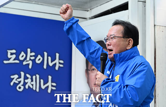 김부겸 더불어민주당 대구시장 후보가 23일 오후 대구 중구 CGV 대구한일 앞에서 열린 집중 유세에 참석해 지지를 호소하고 있다. /대구=박헌우 기자