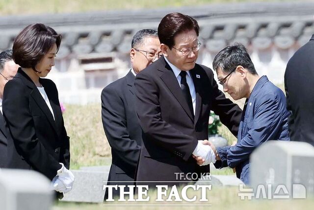이재명 대통령은 23일 경남 김해 봉하마을에서 열리는 고 노무현 전 대통령 서거 17주기 추도식에 참석한다. 이 대통령이 18일 광주 북구 국립5·18민주묘지에서 고 양창근 열사 묘소를 찾아 참배한 뒤 유가족을 위로하고 있다. /뉴시스