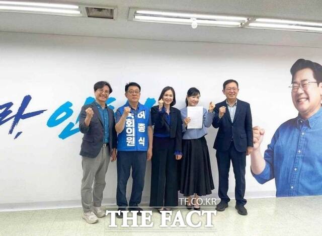 인천 검단·청라 지역을 대표하는 네이버 맘카페 운영진이 22일 민주당 박찬대 인천시장 후보 당찬캠프를 방문해 정책 제안서를 전달했다. 왼쪽부터 박찬대 인천시장후보 캠프 이재현 총괄부본부장, 허종식 총괄본부장, 네 이버 카페 너나들이 검단·신도시 이수진 대표, 달콤한청라맘스 조은혜 대표, 박 찬대 인천시장 후보 후원회장 박남춘. /박찬대 후보 캠프