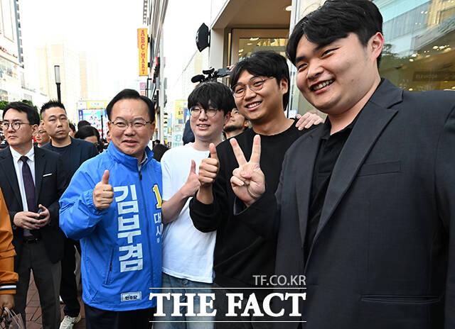 김부겸 더불어민주당 대구시장 후보가 23일 오후 대구 중구 CGV 대구한일 앞에서 열린 유세를 마치고 동성로 거리를 걸으며 시민들과 인사를 나누고 있다. /대구=박헌우 기자