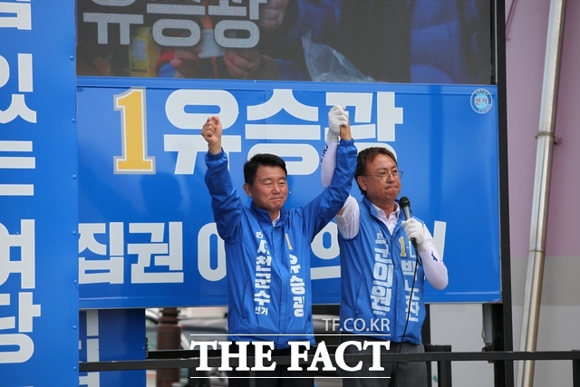 유승광 서천군수 후보 유세 차량에 함께 오른 박노찬 서천군의원 후보가 지지를 호소하며 구호를 외치고 있다. /노경완 기자
