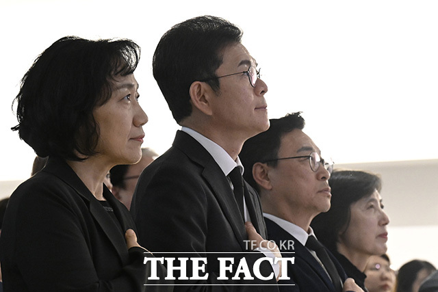 정원오 더불어민주당 서울시장 후보 부부와 정근식 서울시 교육감 후보 부부가 국기에 대한 경례를 하고 있다.