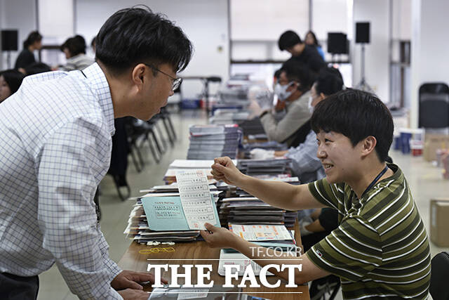 제9회 전국 동시지방선거를 약 열흘 앞둔 23일 오전 서울 구로구 선거관리위원회에서 선관위 관계자와 공정선거참관단이 거소투표 용지를 확인하고 있다. /송호영 기자