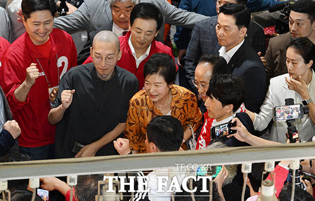 우재준 국민의힘 의원과 추경호 대구시장 후보, 박근혜 전 대통령, 유영하 의원(왼쪽부터)이 23일 오후 대구 북구 칠성종합시장을 찾아 손을 흔들고 있다. /대구=박헌우 기자
