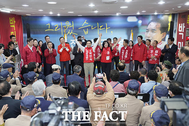 박민식 국민의힘 부산 북구갑 국회의원 재보궐선거 후보와 배우자 배정혜 씨가 10일 부산 북구의 한 건물에서 진행된 선거사무소 개소식에서 인사를 하고 있다. /박민식 캠프