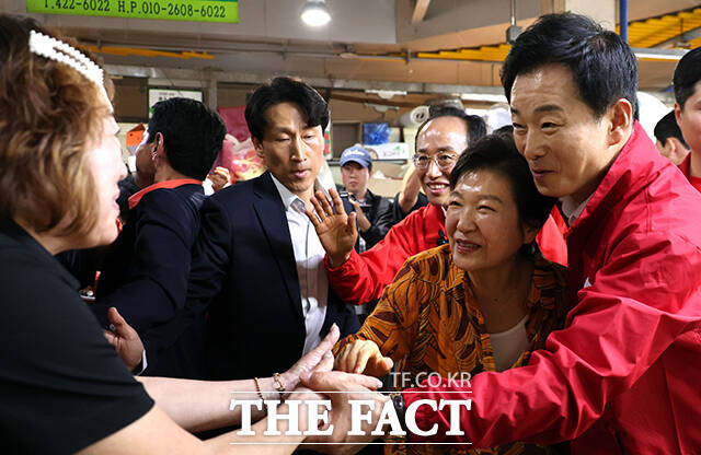 우재준 국민의힘 의원과 추경호 대구시장 후보, 박근혜 전 대통령, 유영하 의원(왼쪽부터)이 23일 오후 대구 북구 칠성종합시장을 찾아 손을 흔들고 있다. /대구=박헌우 기자