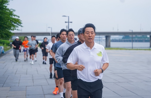 오세훈 국민의힘 서울시장 후보가 23일 오전 7시 서울 영등호구 지하철 5호선 여의나루역 인근에서 러닝 크루들과 함께 러닝 행사에 참여했다. /오세훈 캠프