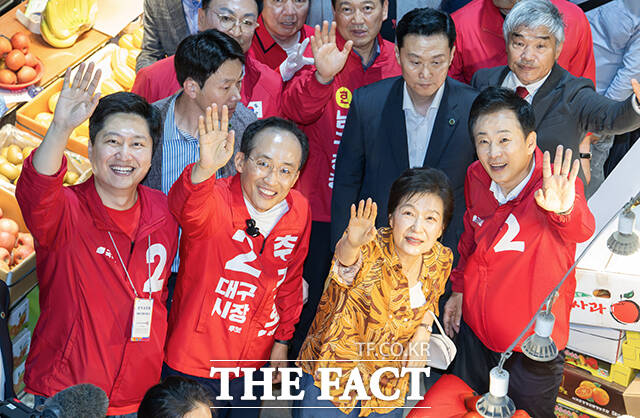 우재준 국민의힘 의원과 추경호 대구시장 후보, 박근혜 전 대통령, 유영하 의원(왼쪽부터)이 23일 오후 대구 북구 칠성종합시장을 찾아 손을 흔들고 있다. /대구=박헌우 기자