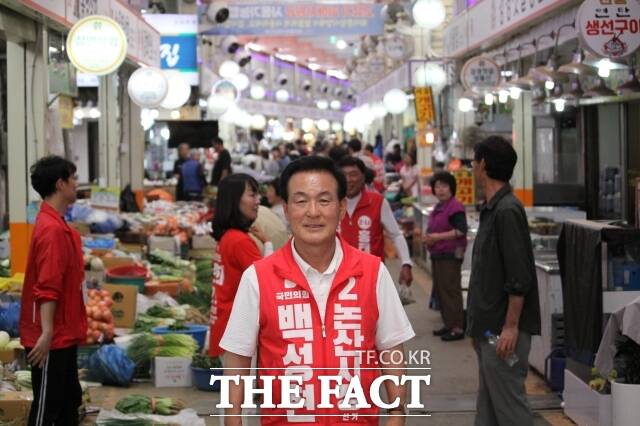 백성현 논산시장 후보가 23일 논산 화지시장에서 지지자들에게 한표를 호소하고 있다. /백성현 후보 캠프