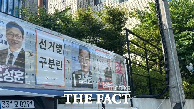 인천 계양을 젊은 층에서는 민주당 우세 인식은 강했지만 김남준 후보 개인에 대한 인지도는 높지 않다는 반응도 나왔다. 사진은 인천 계양을 후보들의 선거 벽보. /인천=정채영 기자